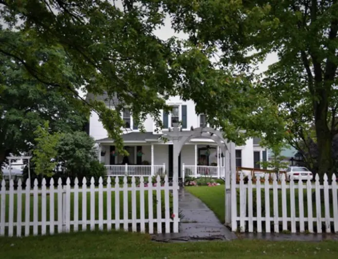 Should I Repair or Replace My Fencin